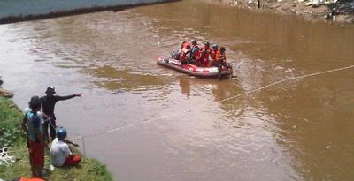 Ibu-ibu Bersihkan Kali Ciliwung