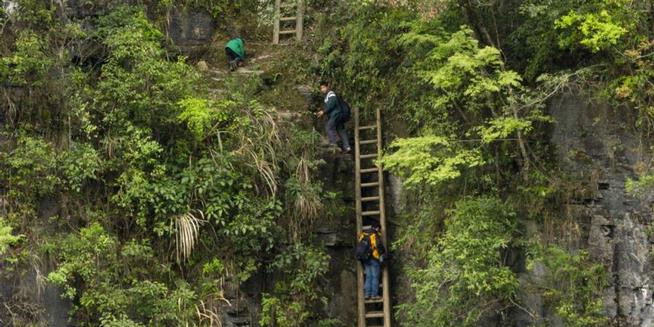 &#91;Extreme&#93; Naik Turun Tebing Demi Bisa Sekolah !