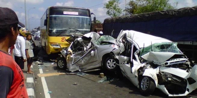 &#91;Battle of PT.Astra International,tbk&#93; Avanza lawan arah di Tol Halim tabrak Sirion
