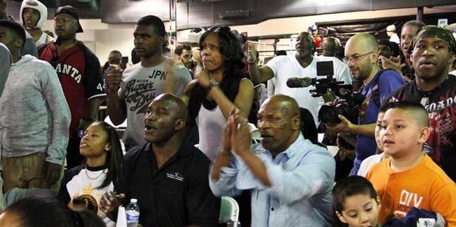 Holyfield dan Tyson Duduk Berdampingan