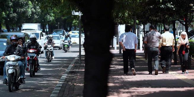 Trotoar di Indonesia, antara hak pejalan kaki dengan kenyataan yang ada