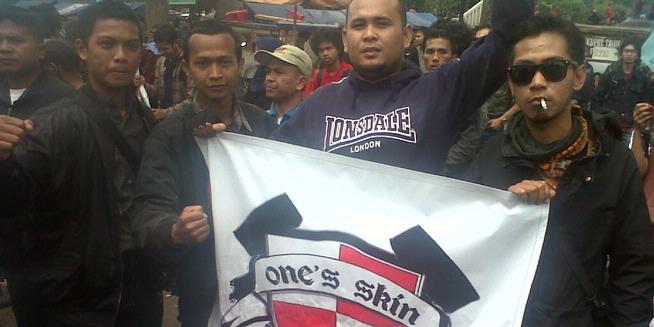 (kok minta sih? bukannya nyari) Kaum &quot;Skinhead&quot; Ikut Demo Minta Pekerjaan