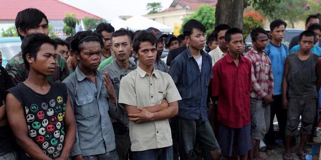 Buruh 'Penyelamat' Kabur Lewat Got