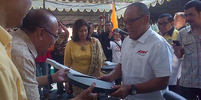 Jadi Capres, Ical Bagikan 38 APV Luxury