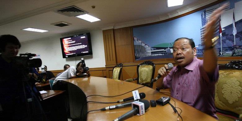 Kembali ke Index Topik Pilihan Berang Absensi Rendah, Sutan: Saya Suruh Bubar BK, Cat