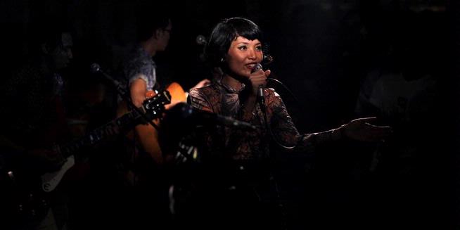 white-shoes--the-couples-company--tuan--nona-mari-berkumpul