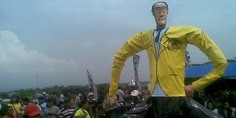  &#91;+PIC&#93; Patung Aburizal Bakrie Ditenggelamkan di Kolam Lumpur Sidoarjo