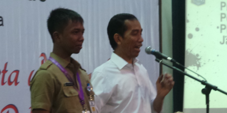 Kalah Ganteng dari Ajudan, Jokowi Ditertawakan Mahasiswa