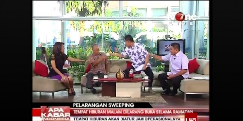 Juru Bicara FPI Menyiram Air Kepada Narasumber Di Tv One