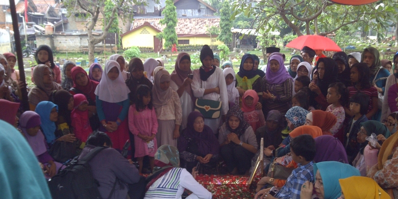 Semerbak Wangi Mawar di Pusara Uje