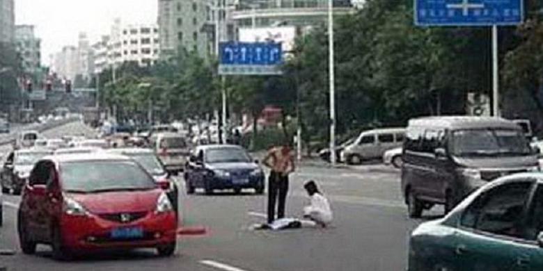Pasangan Ini Bertengkar Sampai Bugil di Jalanan China