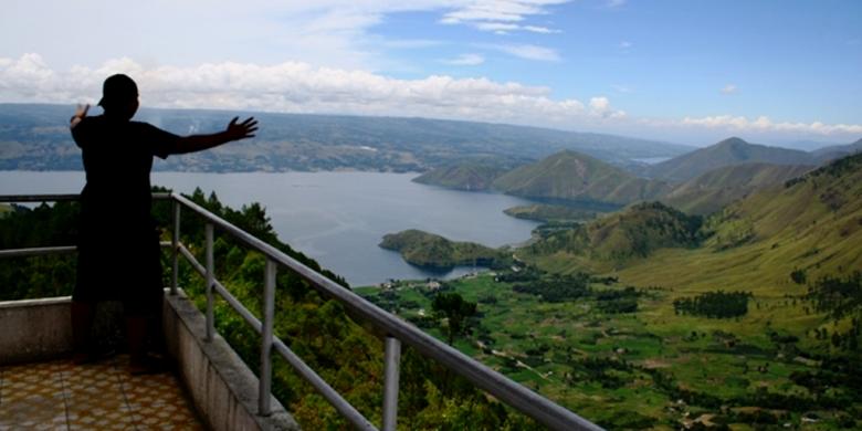 &#91;HOT&#93; Cantiknya Panorama Danau Toba dari Puncak Menara Tele