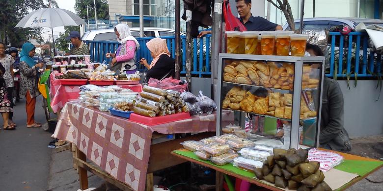 Jadi Penjual Takjil Dadakan, Pekerja Kantoran Bisa Raup Omzet Jutaan