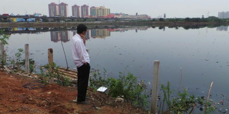Jokowi Kenakan Sepatu Robek