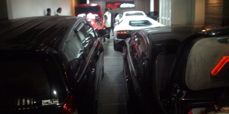 Sitaan KPK di Garasi Adik Ratu Atut: Bantley, RR, Ferarri, Lamborghini, Lexus, Camry.