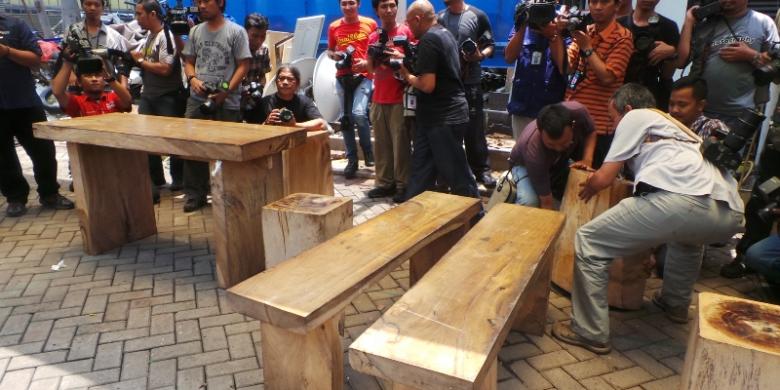 Furnitur Mewah Yang Disita Dari Rumah Bendahara Umum PDIP Tiba di Gedung KPK