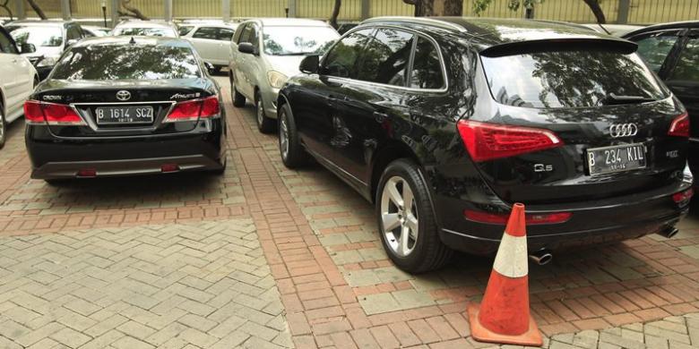 Foto-foto Mobil Mewah Akil Mochtar yang Disita KPK