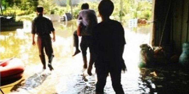 Pejabat China ini Dipecat, Karena digendong Saat Tinjau Banjir