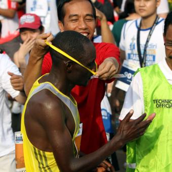 &#91;PIC&#93; Jokowi ngos-ngosan Marathon Kejar Pelari Afrika, sampai Ditertawakan Roy Suryo