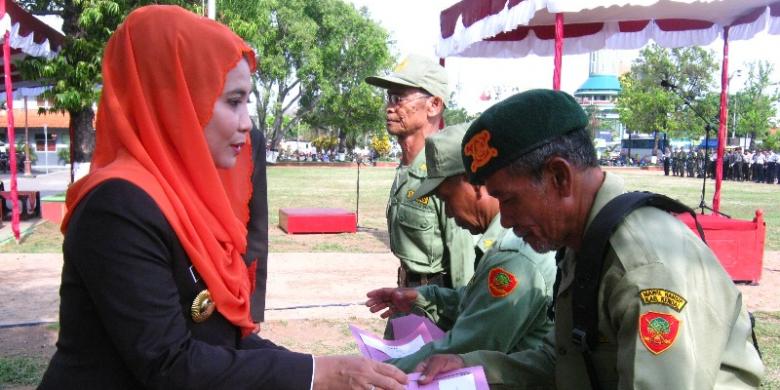 Di Hari Pahlawan, Pak Hansip Pun Terima Penghargaan
