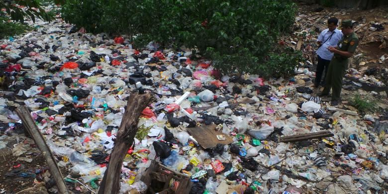 &#91;berita sampah&#93; Petugas Bersihkan Sampah Kali Cipinang sampai Menggigil