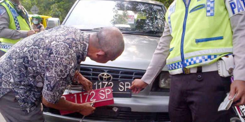 &#91;Akal Bulus...Tipu-tipu...&#93; Konvoi Kampanye PKS, Mobil Pelat Merah Diubah Jadi Hitam