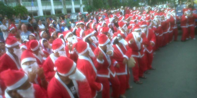 1.000 Santa Klaus Bergoyang Cesar di Manado