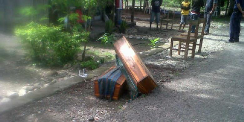 Gara gara tanah mayat yang sudah di kubur di buang di jalan,...