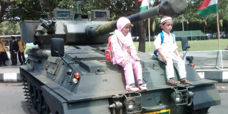 Pelajar Jember Takjub dengan Alutsista TNI AD