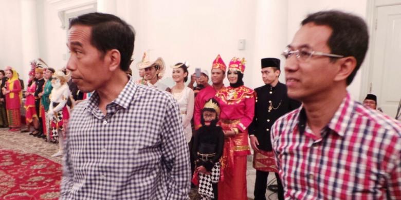 Jokowi-Basuki Pakai Baju Kotak-kotak Hitam Putih