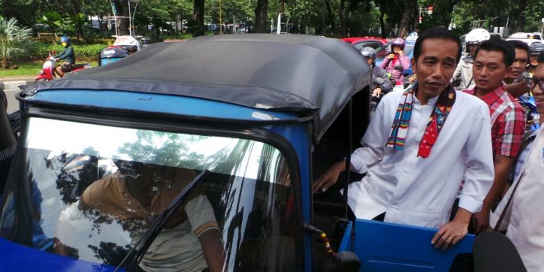 Pulang Tak Naik Mobil Dinas, Jokowi Jadi Rebutan Sopir Bajaj