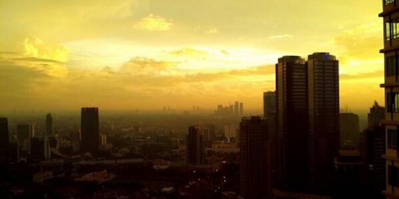 &#91;Sudah Dekat kah Kiamat &#93; Mengapa Langit Jakarta Hari Ini Masih Terang Kala Maghrib? 