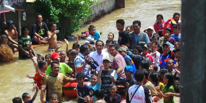 Lagi Blusukan Banjir, Jokowi Dipepet Perahu Berkaos &amp; Bertuliskan &quot;Effendi Si'Bloon&quot;