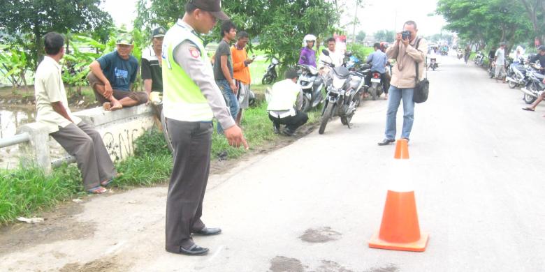 Motor Terpeleset, Pembonceng Tewas Terlindas Truk
