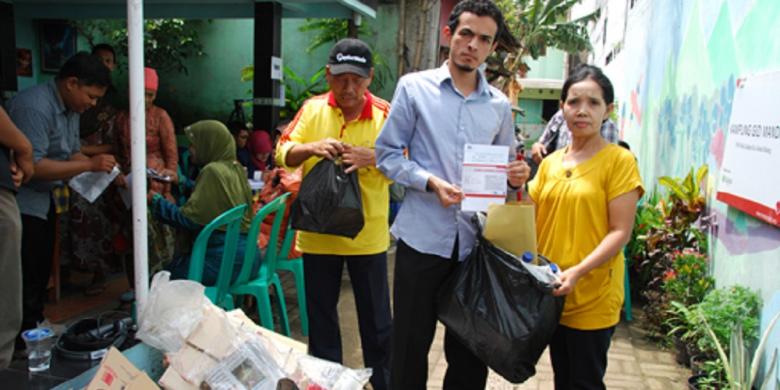 Sakit, Gak Punya Uang? Bayar Pake Sampah Aja!