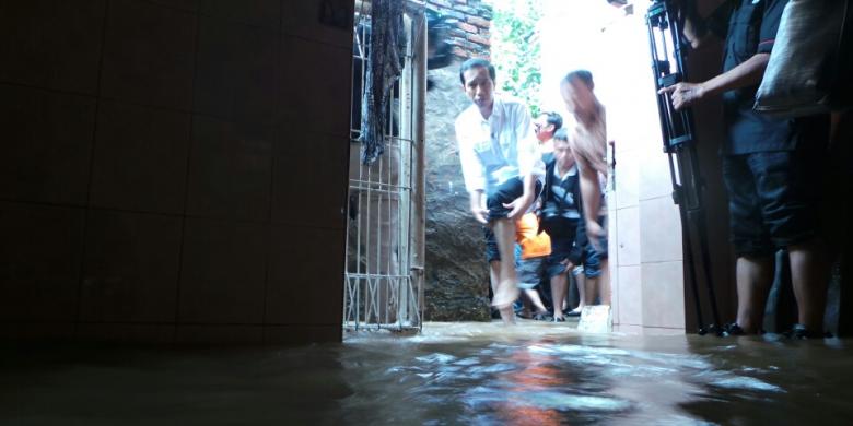 Copot Sepatu, Gulung Celana, Jokowi Terabas Banjir Deras Ciliwung