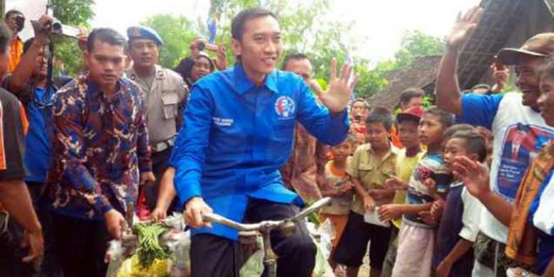 Naik Onthel, Ibas &quot;Blusukan&quot; di Ngawi