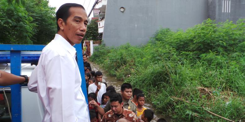 Jokowi Naik Truk di Lokasi Banjir, Anak-anak Panggil &quot;Pak Presiden&quot; 