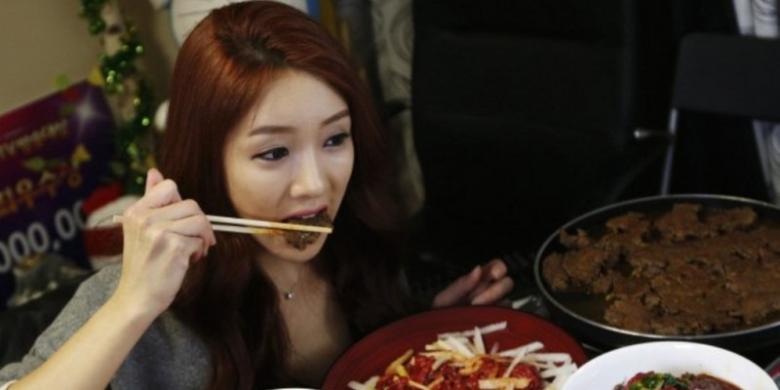 &#91;WOW&#93; Temani Makan Malam Via Internet, Wanita Korea Raup Rp 110 Juta Sebulan