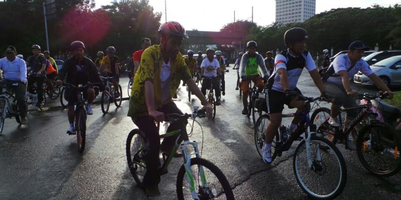 Sambil Bersepeda, Jokowi Tinjau Jalan Rusak