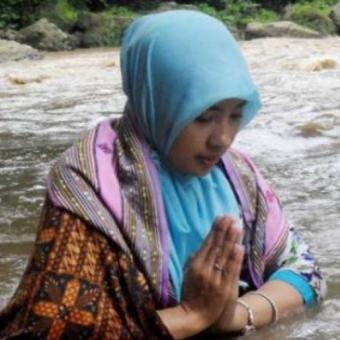 Foto-foto Caleg Gelar Ritual di Sungai Demi Dapatkan Kursi