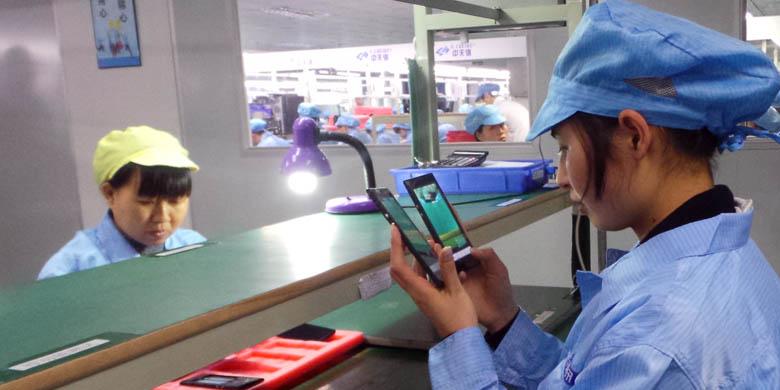 Mengintip Pabrik Ponsel Smartfren Andromax