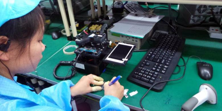 Mengintip Pabrik Ponsel Smartfren Andromax
