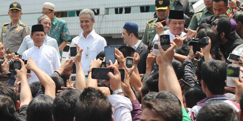 &#91; bukan jokowi &#93; Mahasiswi Ini Rela Tunggu Lama di Luar Masjid demi Bertemu SBY