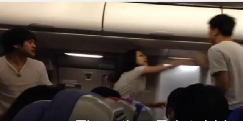 turis-china-ancam-ledakkan-pesawat-karena-tak-duduk-berdampingan-dengan-teman
