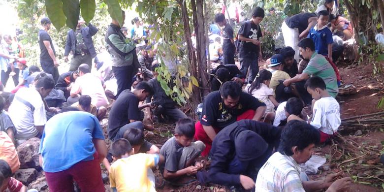 puluhan-orang-menggali-quotharta-karunquot-di-cilandak