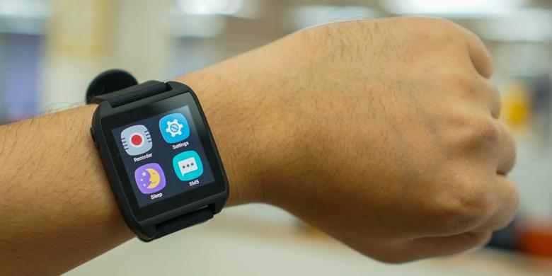 Mencoba Jam Tangan Android Kitkat 