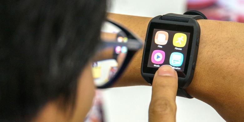 Mencoba Jam Tangan Android Kitkat 