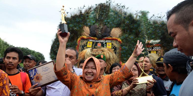 Kasihan bu Risma gan, beliau kena scam dari lembaga award dari Inggris