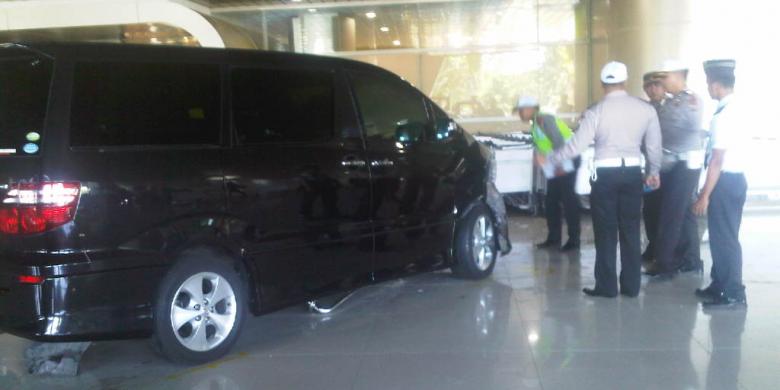 Alphard Nyelonong ke Lobi Bandara Juanda, 1 Balita Tewas